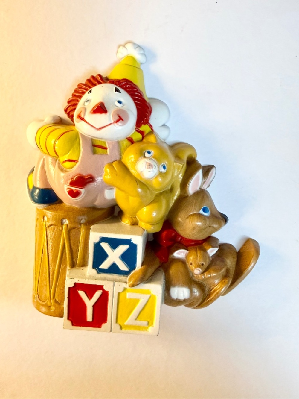 This vintage 1985 Burwood Products wall hanging features a cheerful clown